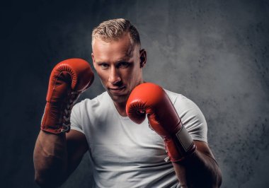 Savaşçı erkek bir beyaz t shirt 