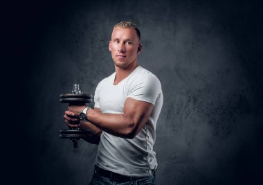 Yakışıklı kaslı sarışın erkek