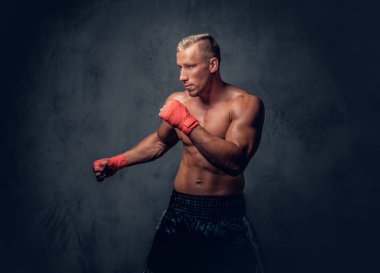 Kırmızı bandaj tekme boksör