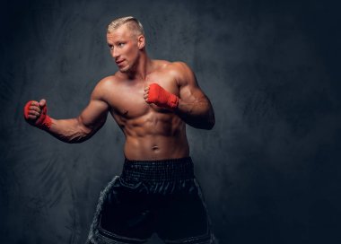 Kırmızı bandaj tekme boksör