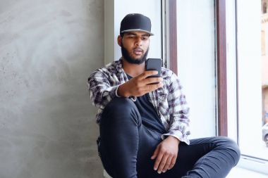 Bir smartphone kullanarak siyah hippi erkek