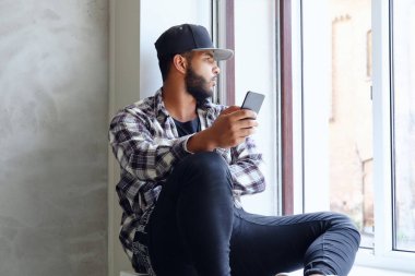 Bir smartphone kullanarak siyah hippi erkek