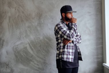 Siyah, sakallı hippi erkek