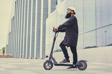 erkek vaping ve tarafından elektrikli scooter sürme