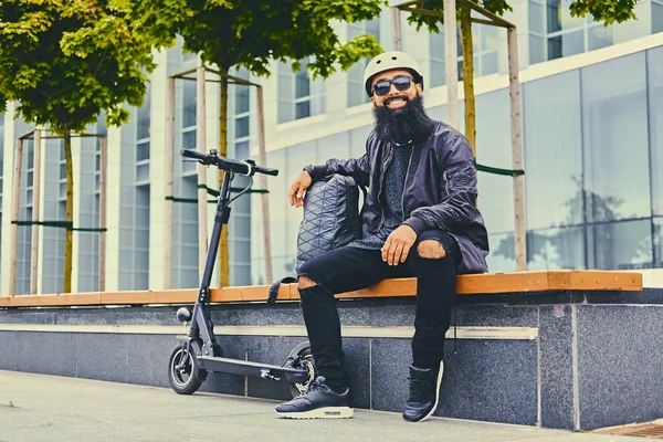 Şehir merkezinde şık sakallı adam