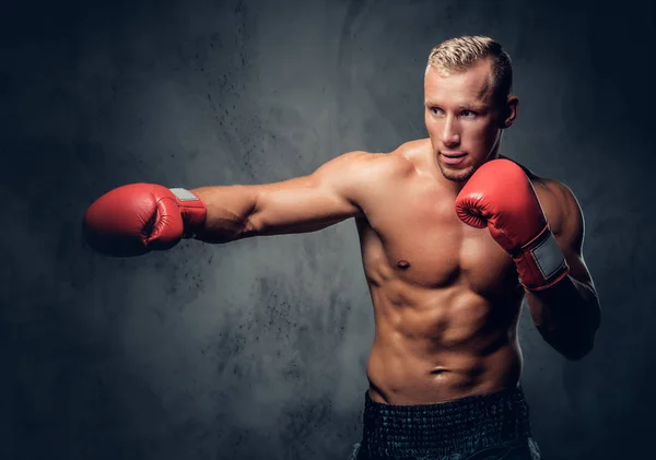 Bar överkropp kick boxer visar hans slag — Stockfoto