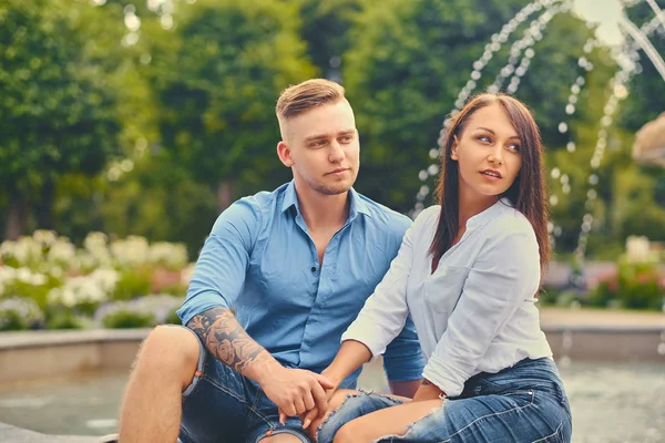 Casal moderno em um encontro — Fotografia de Stock