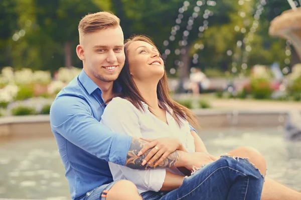 Casal moderno em um encontro — Fotografia de Stock