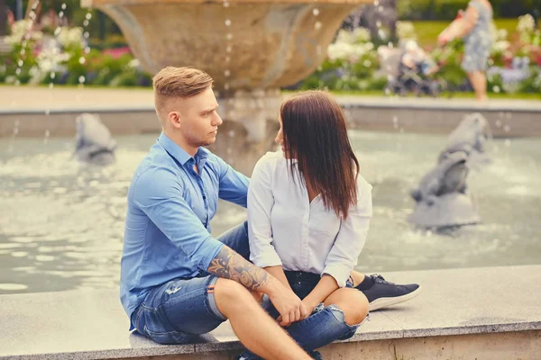Par poserar över staden fontän — Stockfoto