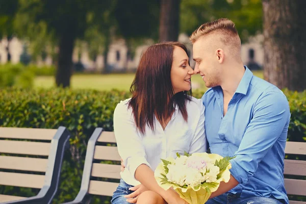 Casal atraente em um encontro — Fotografia de Stock