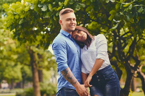 Casal atraente em um encontro — Fotografia de Stock