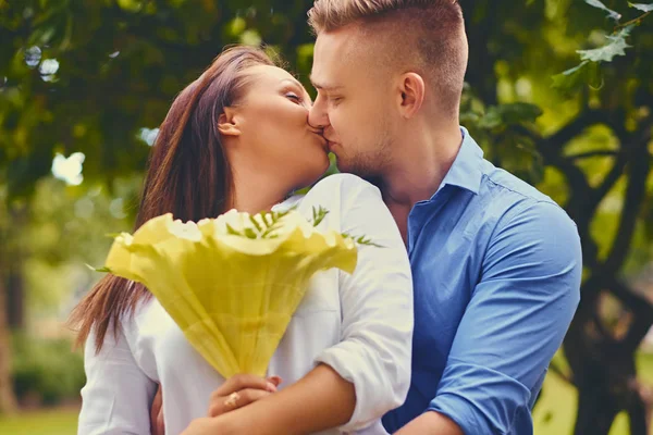 Retrato de pareja atractiva en una cita —  Fotos de Stock