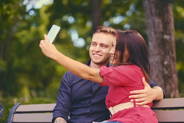 Couple using smartphone — Stock Photo, Image