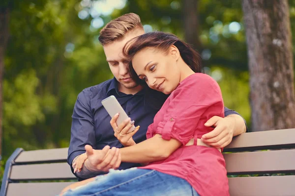 Par ved hjælp af smartphone - Stock-foto