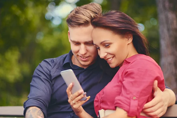 Pareja en una cita en un parque de la ciudad — Foto de Stock