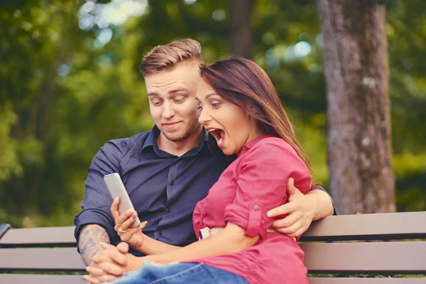 Par på en date i en bypark - Stock-foto