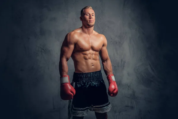 Shirtless kick boxer em um estúdio — Fotografia de Stock
