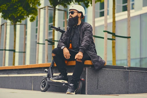 Man ontspannen op een bankje na rijden — Stockfoto