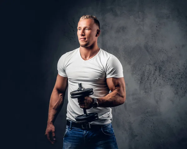 Yakışıklı kaslı sarışın erkek