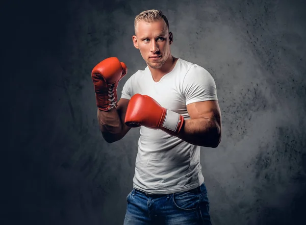 Fighter hane i en vit t shirt — Stockfoto