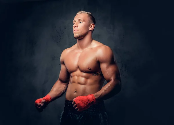 Boxeador sin camisa en un estudio — Foto de Stock