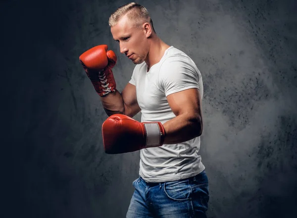 Fighter hane i en vit t shirt — Stockfoto