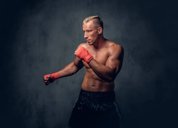 Kick boxer em ligaduras vermelhas — Fotografia de Stock