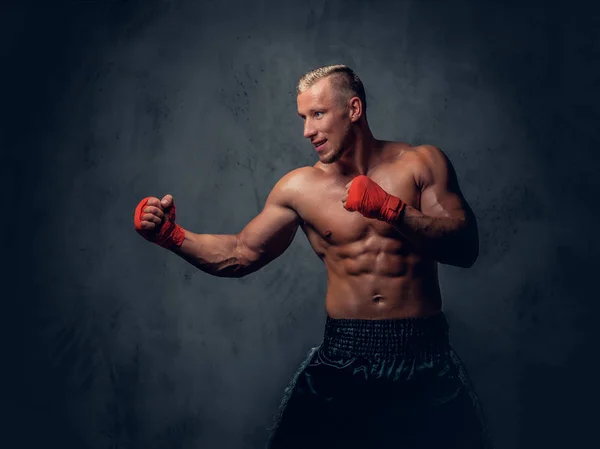 Kick boxer v červené obvazy — Stock fotografie