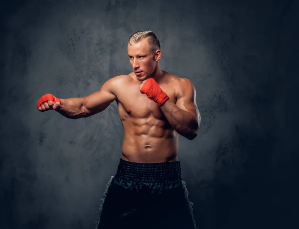 Shirtless kick boxer — Stockfoto