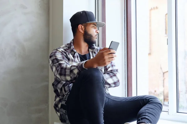 Чернокожий самец хипстера с помощью смартфона — стоковое фото