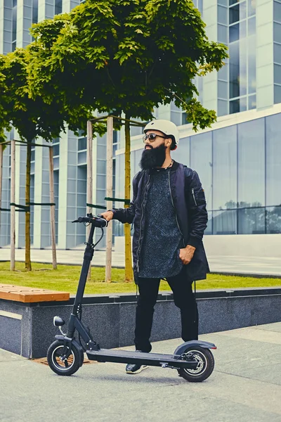 Hombre posando en scooter eléctrico . —  Fotos de Stock