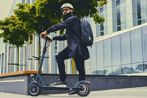 Homme posant sur scooter électrique . — Photo