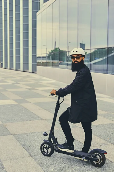 Hombre posando en scooter eléctrico . —  Fotos de Stock