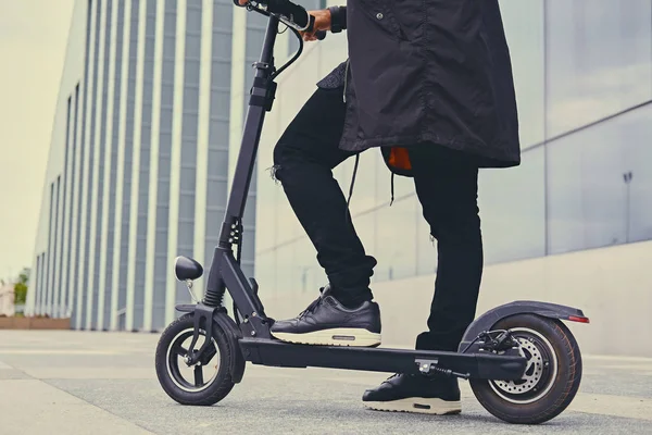 Man op een elektrische scooter. — Stockfoto