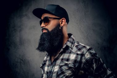 Sakallı erkek bir Polar gömlek giymiş