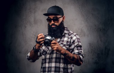 Fotoğrafçı dövmeler silah ile