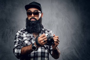 Sakallı hippi kamera tutan 