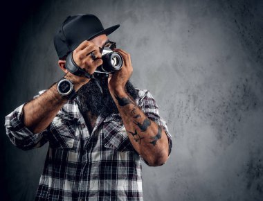 Sakallı hippi kamera tutan 