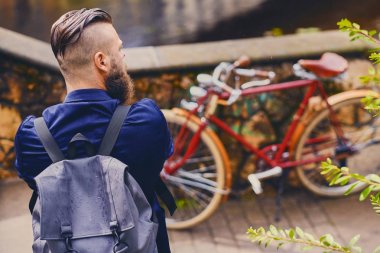 Casual modern adam sırt çantası ile