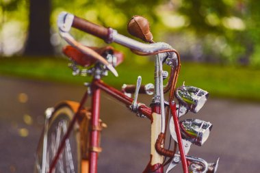 Bir parkta Retro Bisiklet