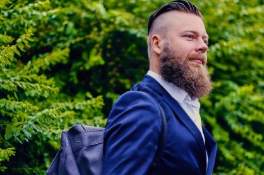 Sırt çantası ile şık sakallı erkek 