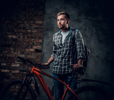 Sakallı erkek bir Polar gömlek giymiş