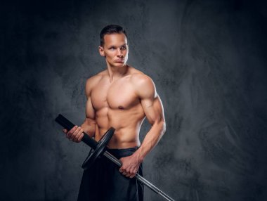 Kaslı erkek halter tutar