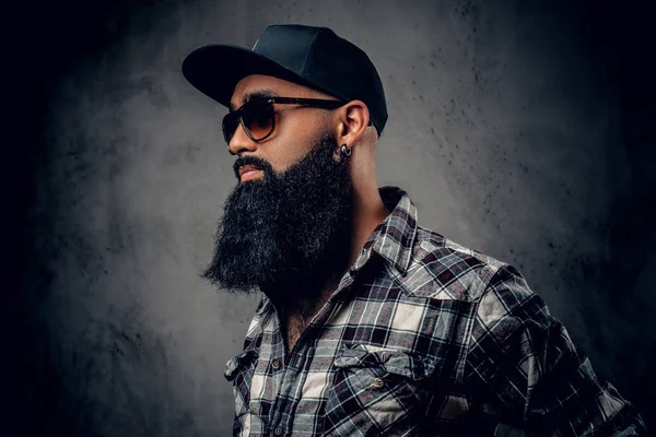 Sakallı erkek bir Polar gömlek giymiş