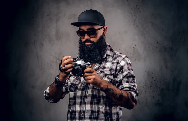 Fotoğrafçı dövmeler silah ile