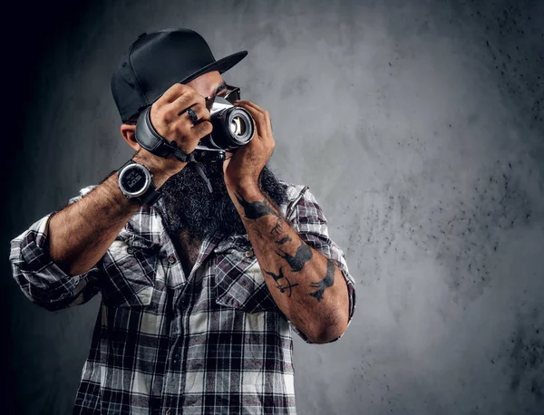 Bearded hipster holds camera — Stock Photo, Image