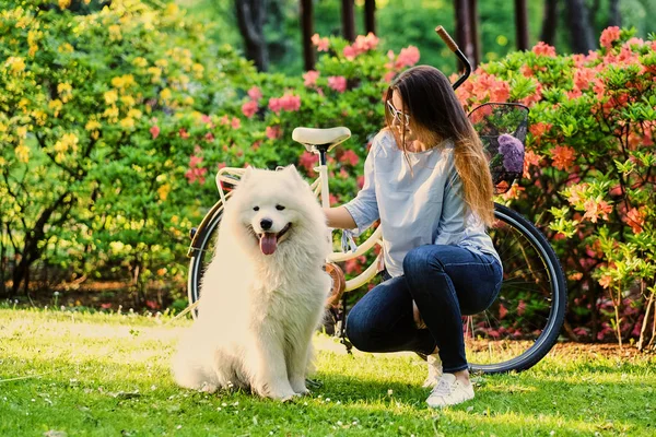 Mädchen mit Hund und Fahrrad — Stockfoto