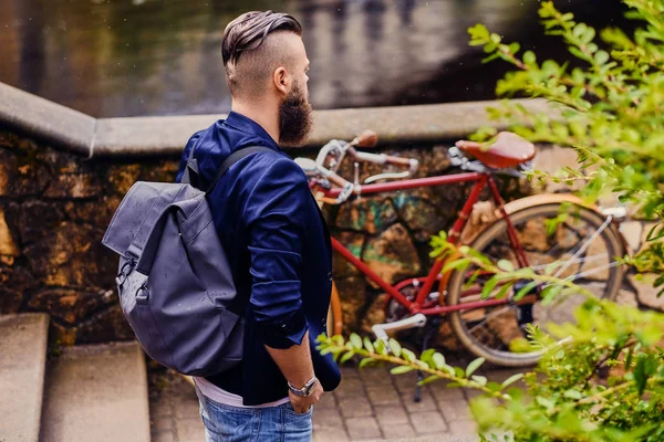 Випадковий сучасний хлопець з рюкзаком — стокове фото