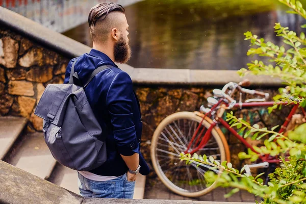 Casual modern adam sırt çantası ile