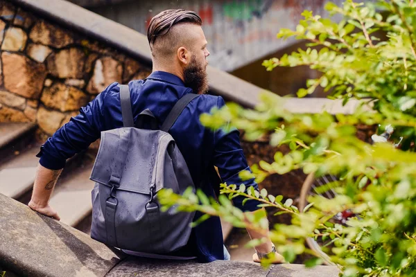 Homem viajante com uma mochila . — Fotografia de Stock